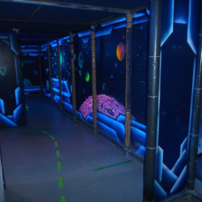 blacklight-lasertag-arena-@-dockx-by-maxi-hellweger-4