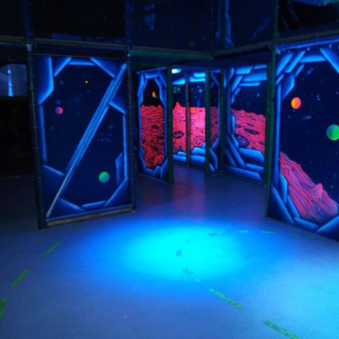 blacklight-lasertag-arena-@-dockx-by-maxi-hellweger-6