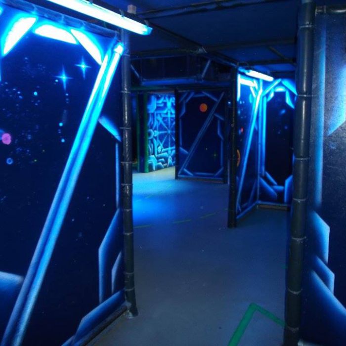 blacklight-lasertag-arena-@-dockx-by-maxi-hellweger-7