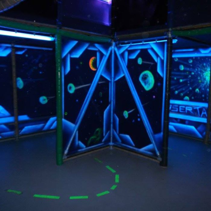 blacklight-lasertag-arena-@-dockx-by-maxi-hellweger-9