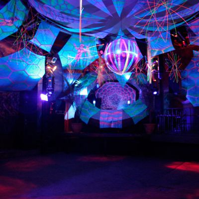 newtoy-blacklight-club-deko-by-maxi-hellweger